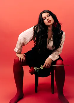 Julia Guedes apresenta Álbum Vermelho no Cine Theatro Brasil em agosto de 2026
