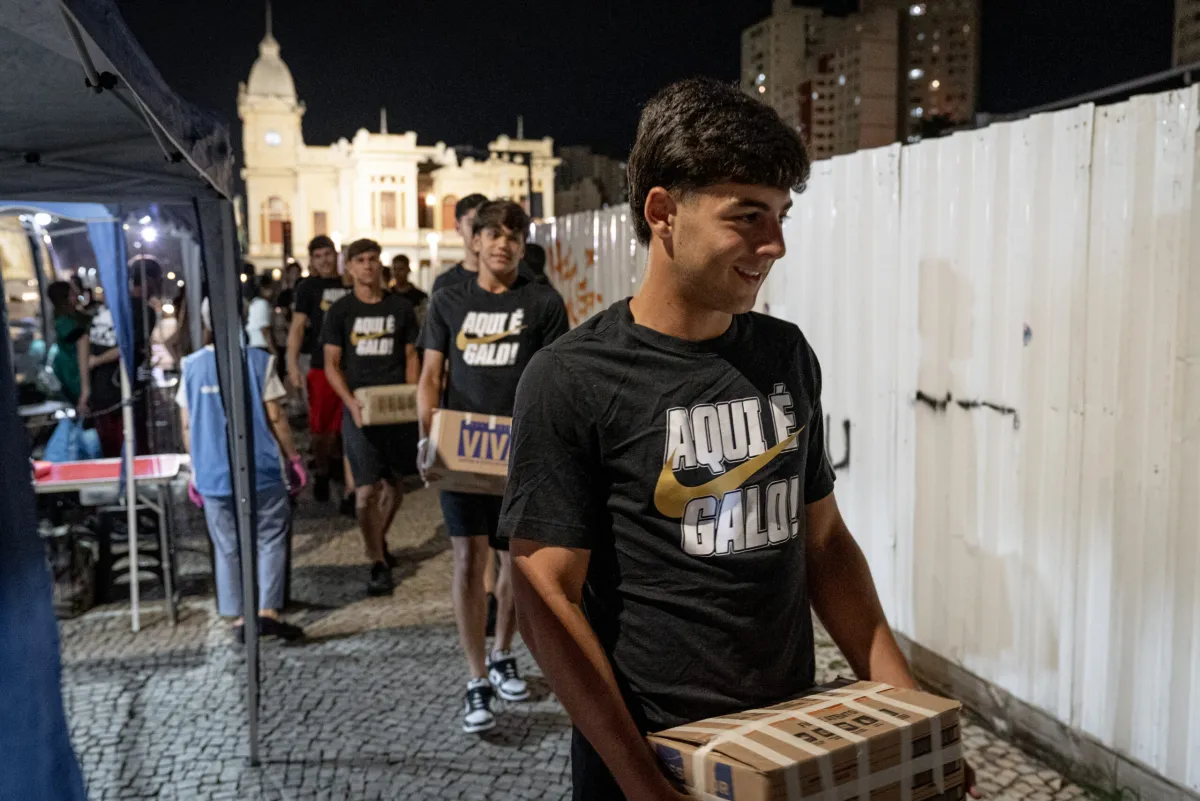Jovens do Atlético entregam 3 mil sabonetes em ação solidária