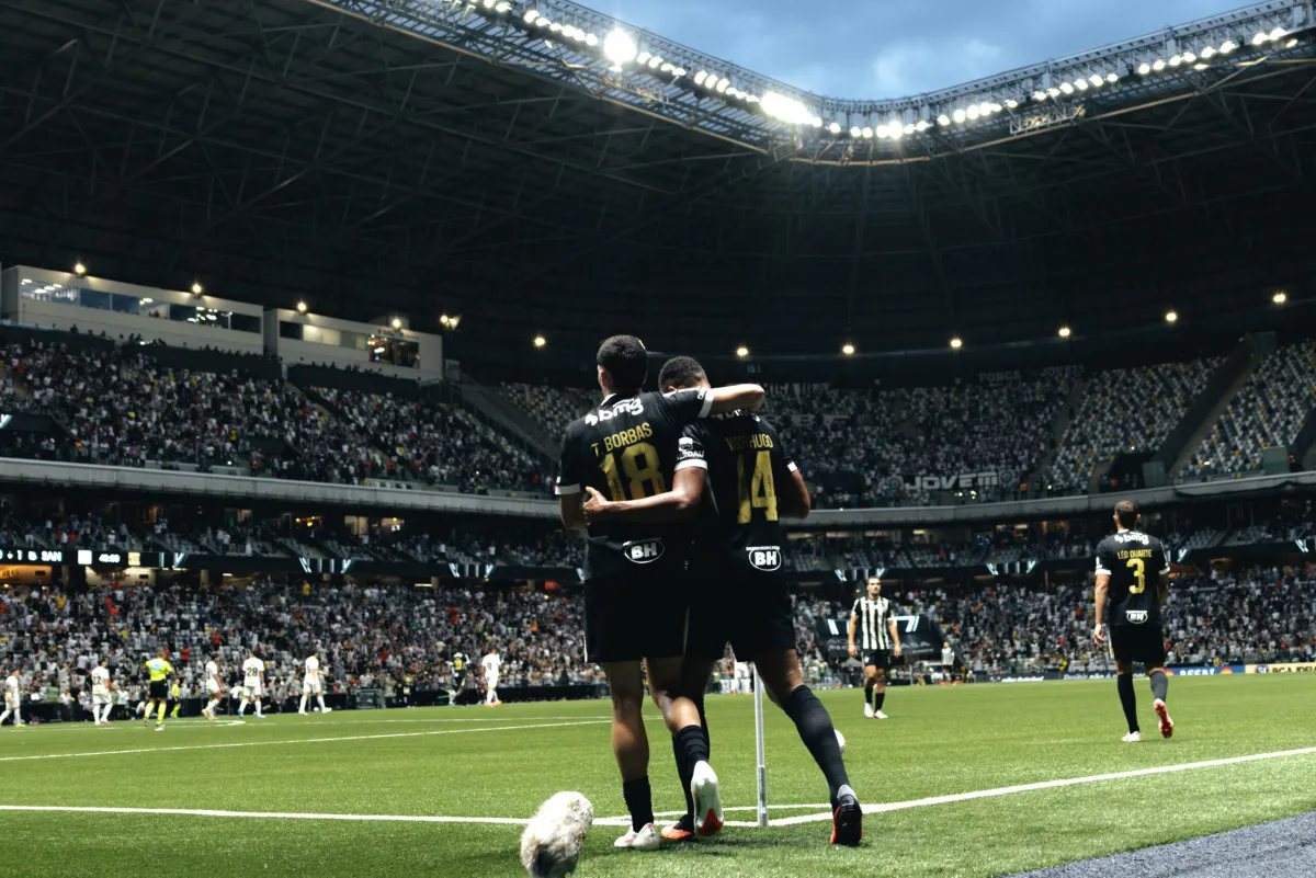 Galo vence Santos de virada com golaços nos acréscimos da Arena MRV