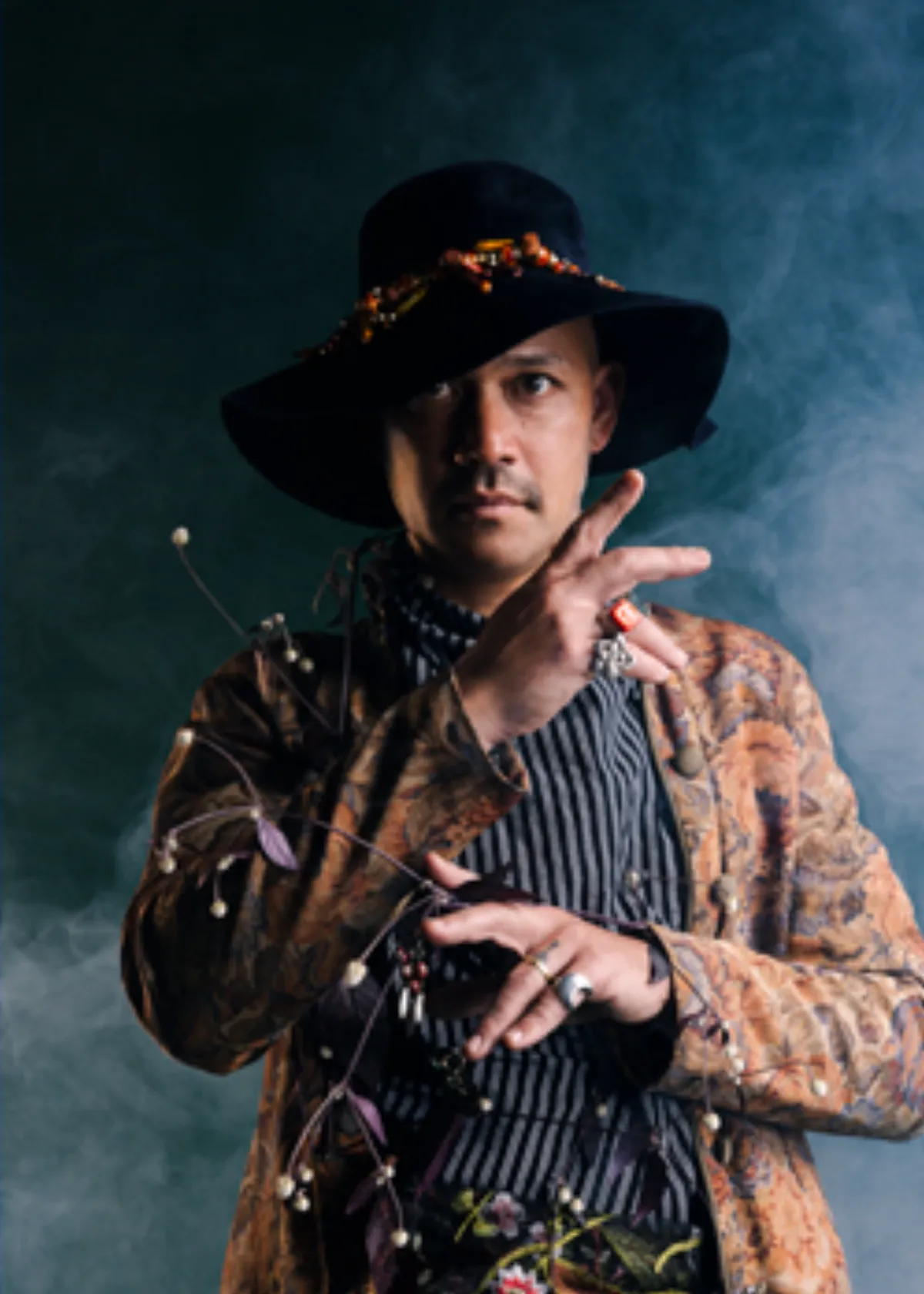 Curumin traz show solo intimista ao Cine Theatro Brasil Vallourec em BH