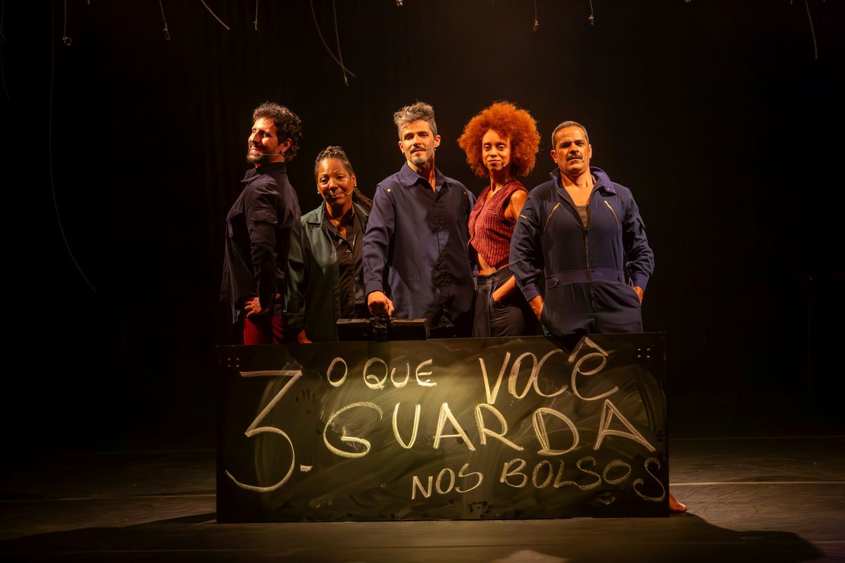 Grupo Quatroloscinco Teatro do Comum estreia turnê por MG com "Velocidade"