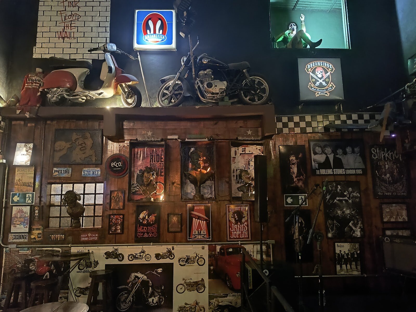 Underground Black Pub